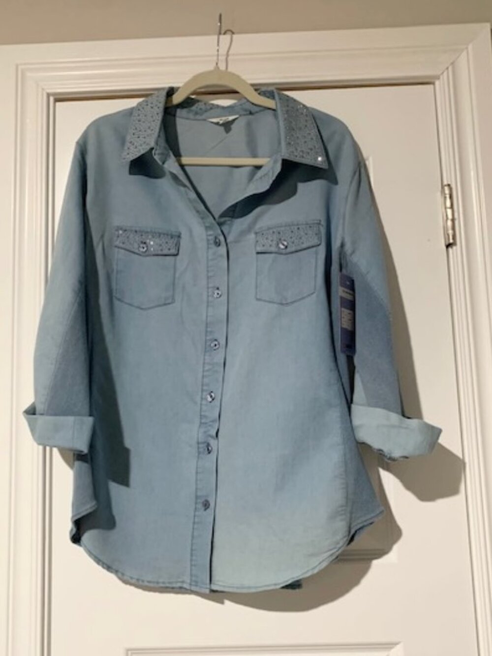 NWT - Lite Wash Blue Chambrey top 2X